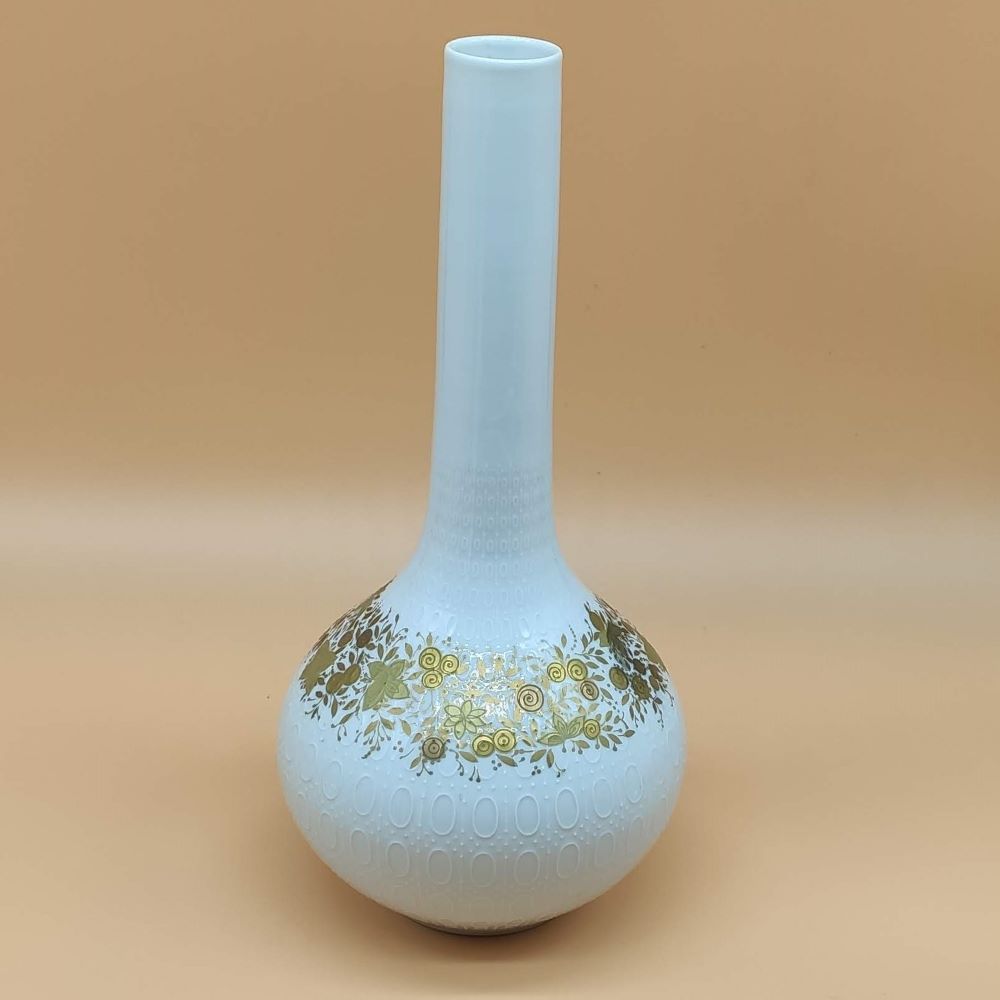 Porcelánová váza so zlatým vzorom